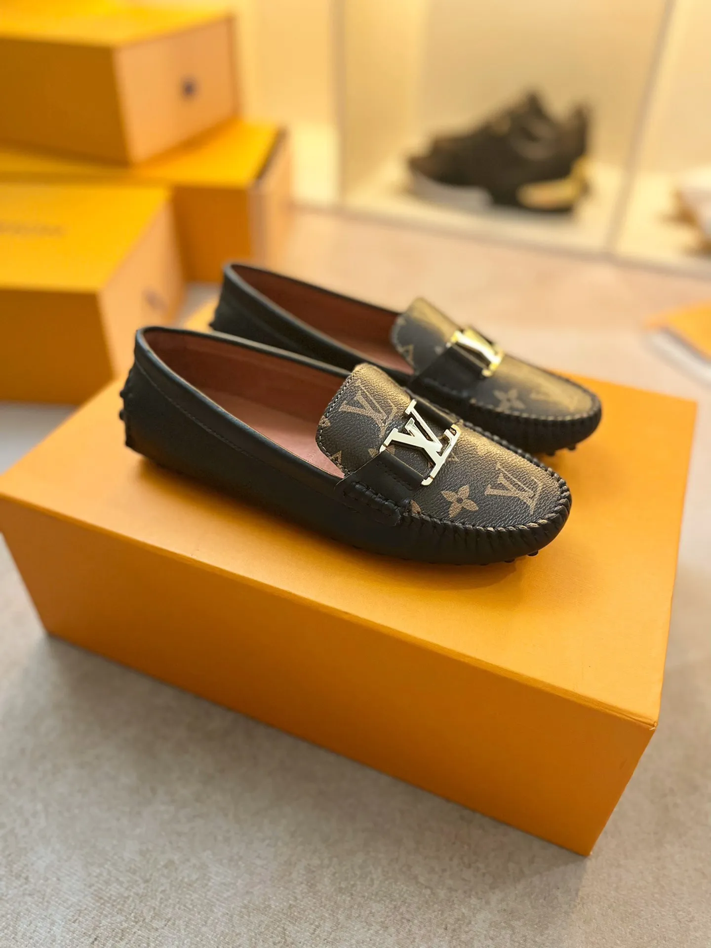 p460💰Couple model❤️🇫🇷 𝙇𝙤𝙪𝙞𝙨 𝙑𝙪𝙞𝙩𝙩𝙤𝙣 🇫🇷Louis Vuitton 2023 Classic𝓛𝓿 𝓣𝓻𝓪𝓲𝓷𝓮𝓻 Sports Series ➪➪➪¯ [Arizona Doudou Shoes Series] ▪️▪️▪️Arizona slip-on shoes are made of Monogram Eclipse canvas. Its hand-painted and dyed edges and hand-sewn uppers fully demonstrate Louis Vuitton's traditional shoemaking craftsmanship. This slip-on shoe is very lightweight. The integrated tongue and upper make it particularly comfortable and flexible. The soft outsole is equipped with rubber padding. Decorated with matching sash. Detailed features: ☑️Monogram Eclipse canvas ☑️Black Eclipse pattern ☑️Hand-painted shoe edges ☑️Hand-sewn uppers (each pair takes time to process) ☑️Integrated tongue and upper construction ☑️Outsole equipped with rubber lining ☑️size: 35_46